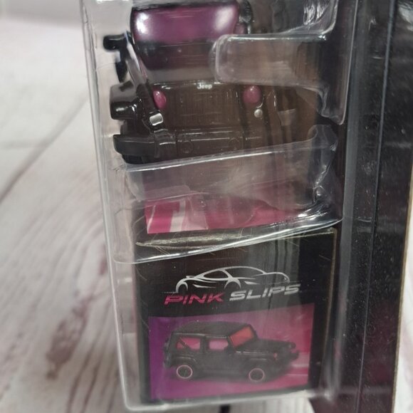 Jada Toys Pink Slips Jeep Wrangler Rubicon Black with Pink Wheels - Picture 3 of 6